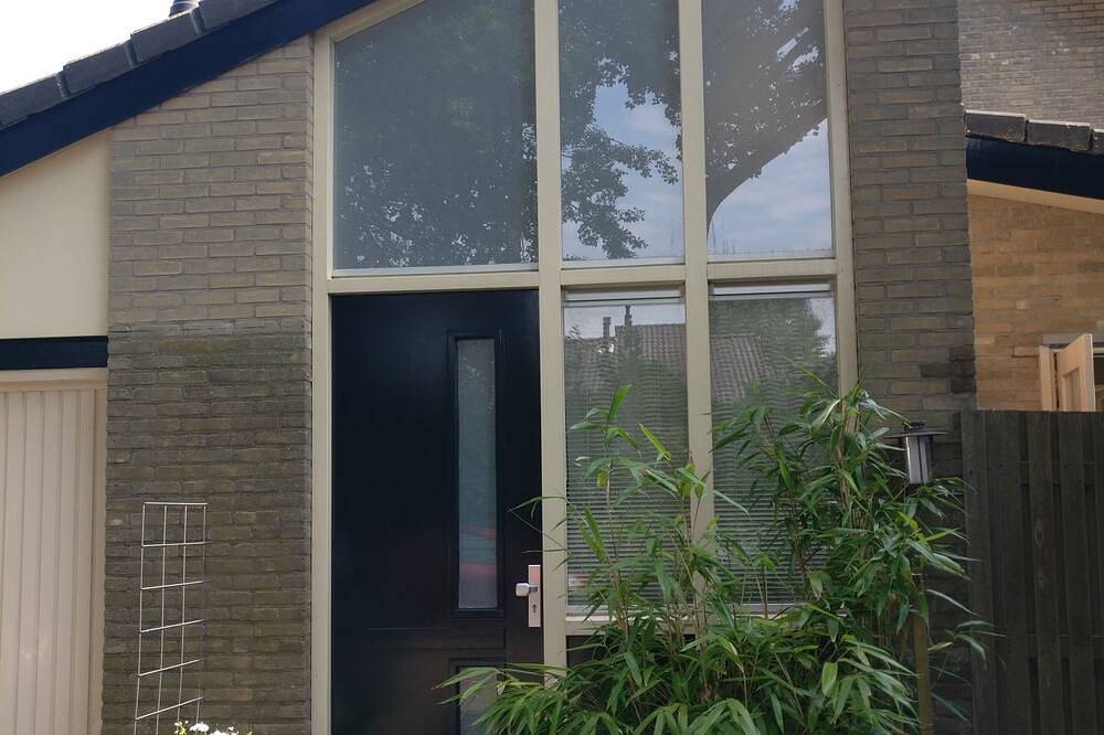 Geheel appartement, Appartement in Alkmaar, in de wijk Oudorp met een polderlandschap met molens, in Alkmaar, Nederlandse Noordzeekust