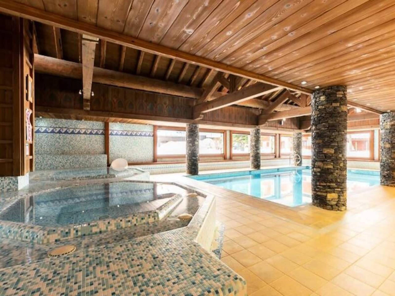 Geheel appartement, Chaletappartement in Carroz met zwembad & spa in Les Carroz, Arâches-la-Frasse