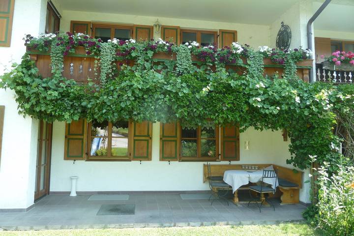 Ganze Ferienwohnung, Ferienwohnung Kathi - Ferienwohnung mit 2 separaten Schlafzimmern, Wohnraum mit Kachelofen, Bergblick in Samerberg, Bayerische Alpen