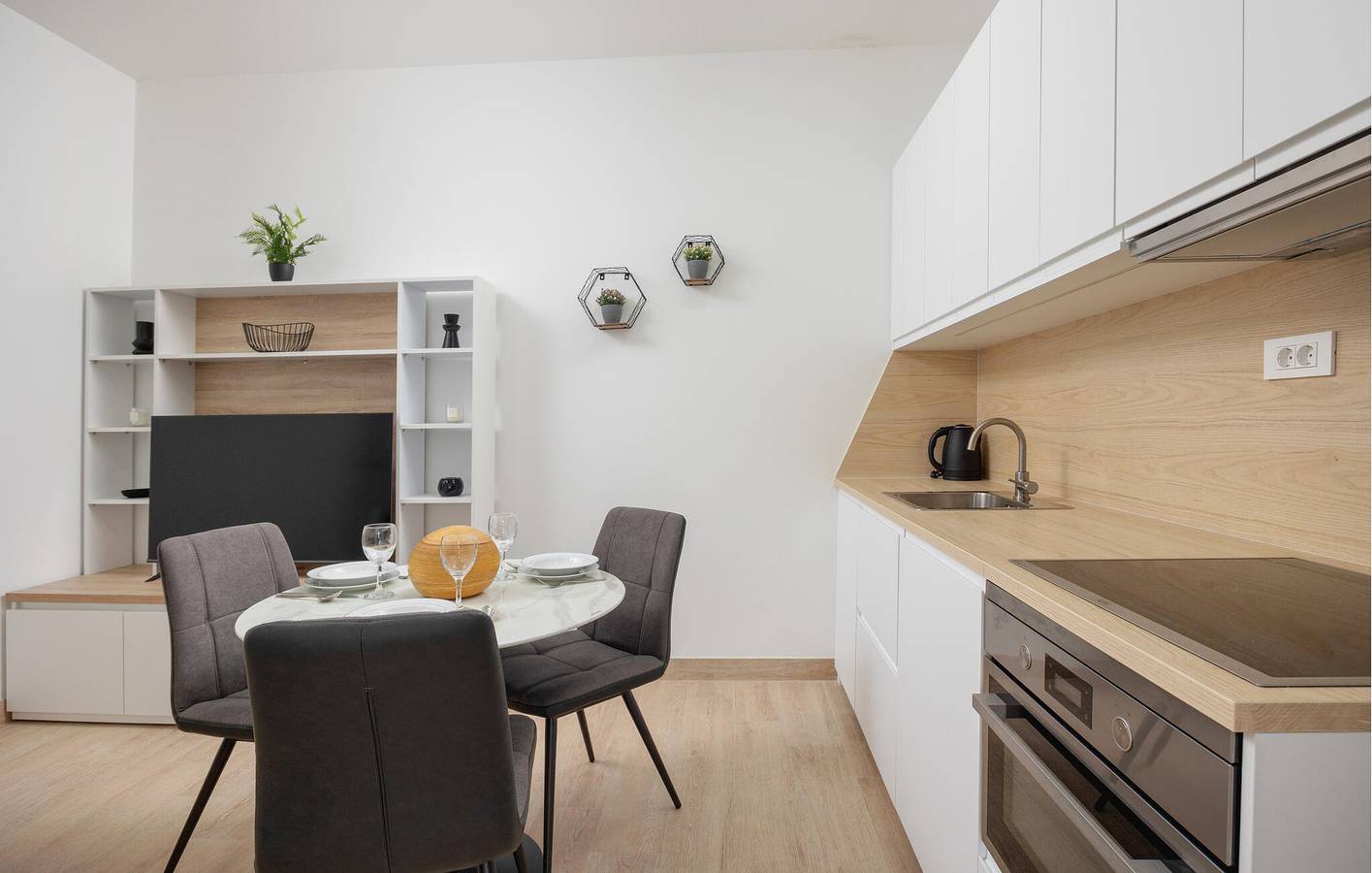 Appartement de vacances entier, Charmant appartement 1 chambre avec piscine, terrasse et Wi-Fi - À 500 m de la plage in Grljevac (Podstrana), Podstrana