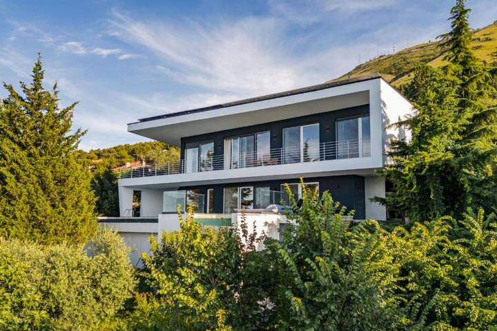 Villa für 8 Personen, mit Whirlpool und Sauna sowie Garten und Pool, kinderfreundlich in Albanien