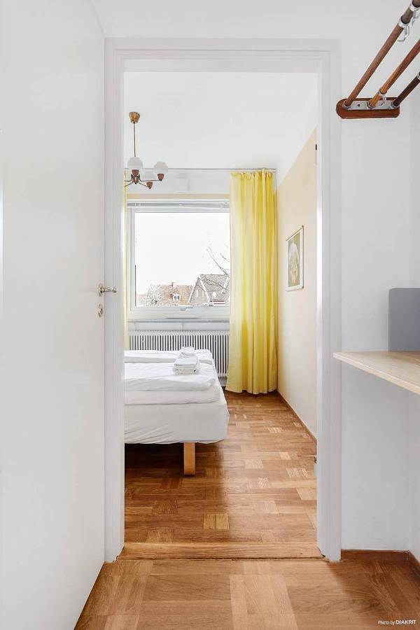 Double Room with 180 cm double bed - private toilet and shared shower in Simrishamn, Österlen