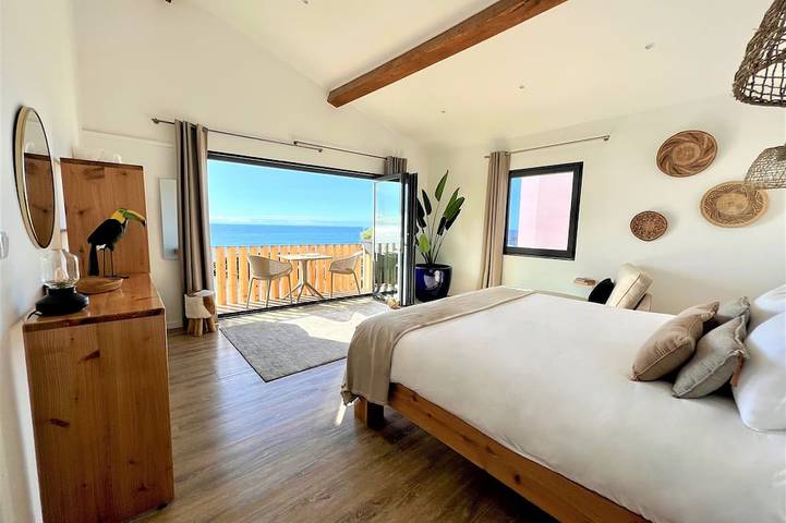 Stunning sea front private villa steps away from the sea & natural pools in São Miguel Island, Lagoa (Nossa Senhora do Rosário)