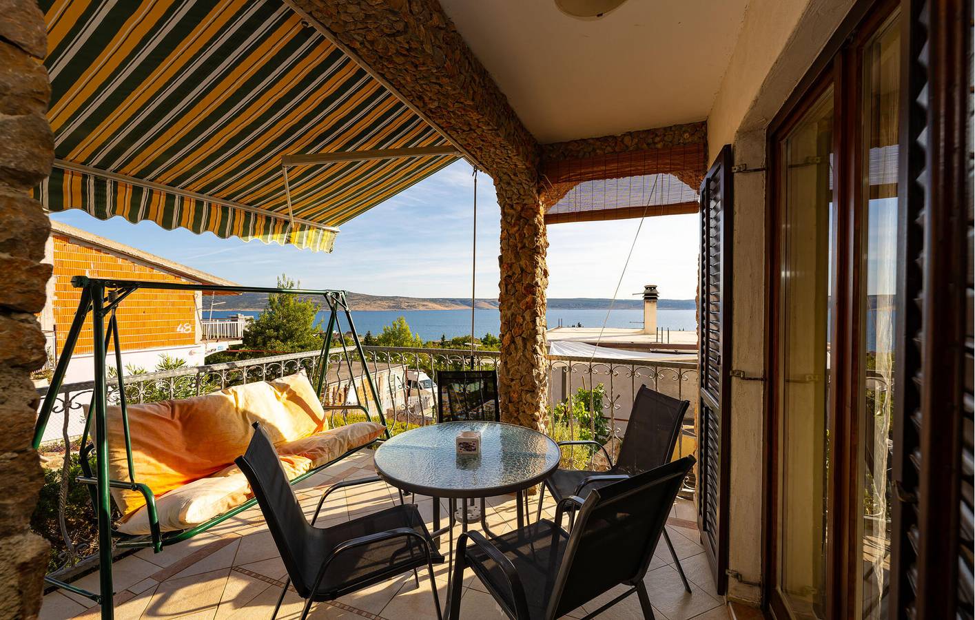 Appartement de vacances entier, Appartement confortable avec terrasse et vue sur la mer, à 2,5 km de la plage in Starigrad Paklenica, Starigrad