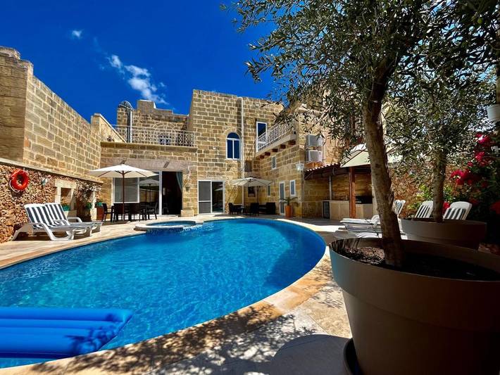 Casa de vacaciones para 18 personas, con piscina además de jardín y jacuzzi, Se admiten mascotas - 1