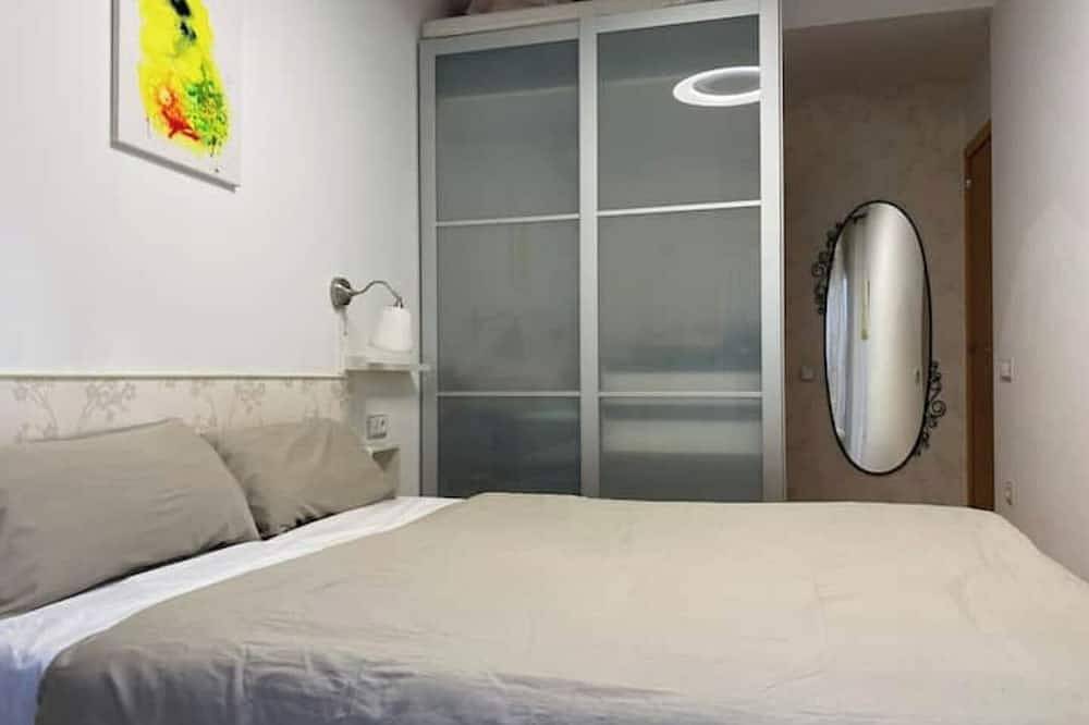 Apartamento entero, Confort Familiar Soleado. Parking y wifi in Tarrasa, Interior de Barcelona