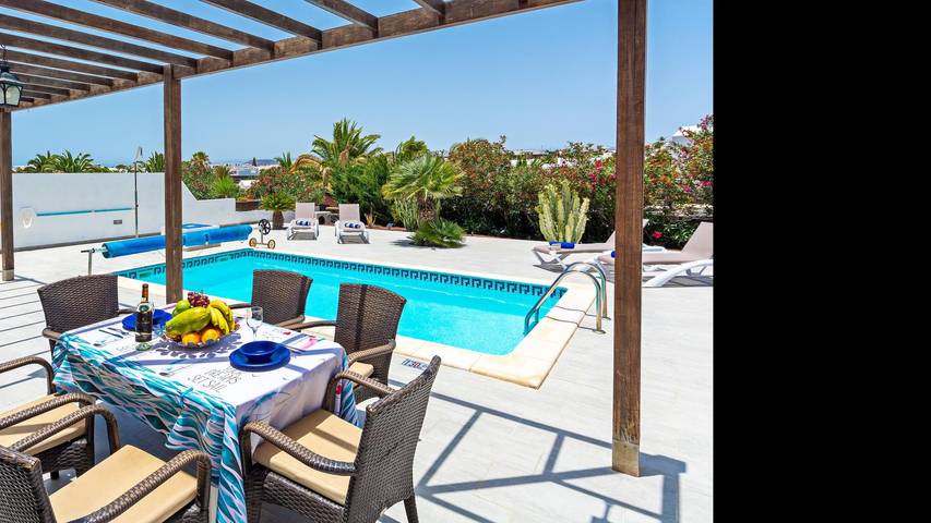 Holiday home for 6 people, with Terrace and Garden as well as Pool in Lanzarote