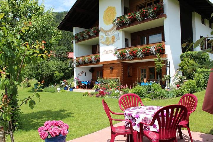 Entire holiday apartment, Gästehaus Kaiserwinkl - Alm 1 Ferienwohnung mit kl. Küche in Reit im Winkl, Bavarian Alps