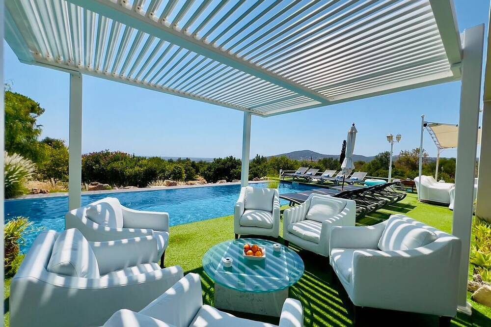 Moderne Villa mit großem Pool, in ländlichem touristischen Ort mit Seen umgeben gebaut in Estoi, Faro Distrikt