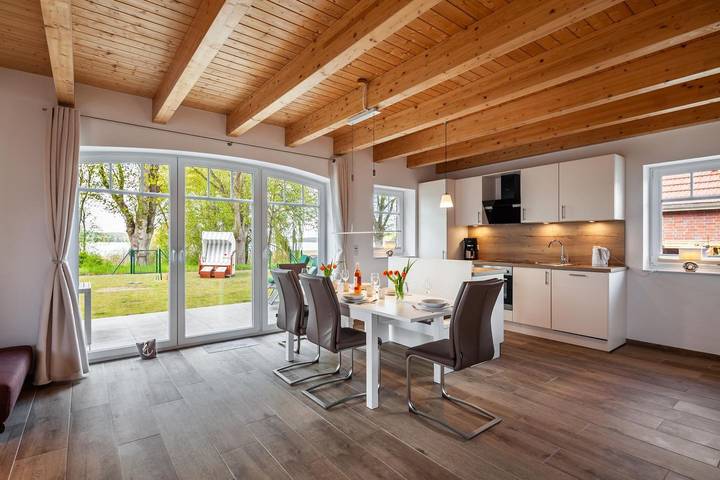 Ferienhaus für 8 Personen, mit Terrasse und Garten sowie Sauna und Seeblick in Warin - 4