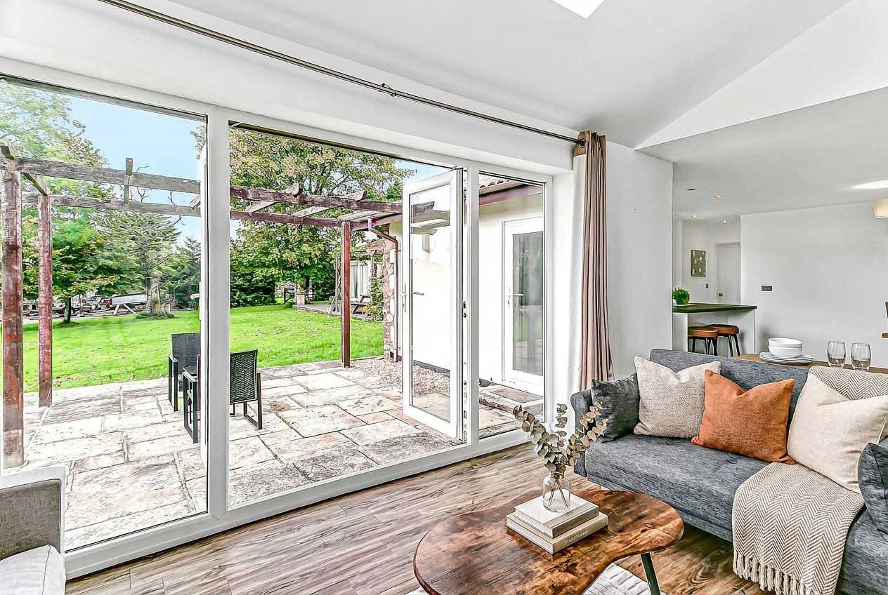 Modern 2 Bed Sidmouth Holiday Chalet w Terrace in Branscombe, Jurassic Coast