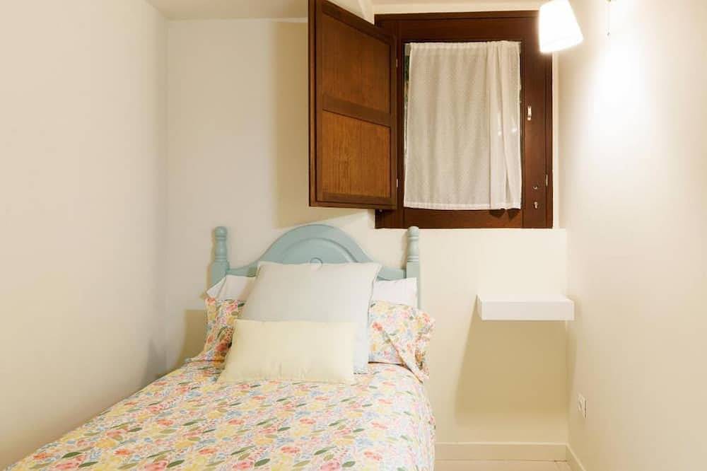 Entire apartment, Herreros Deluxe House (3 bedrooms) in Alcalá de Henares, Madrid Province