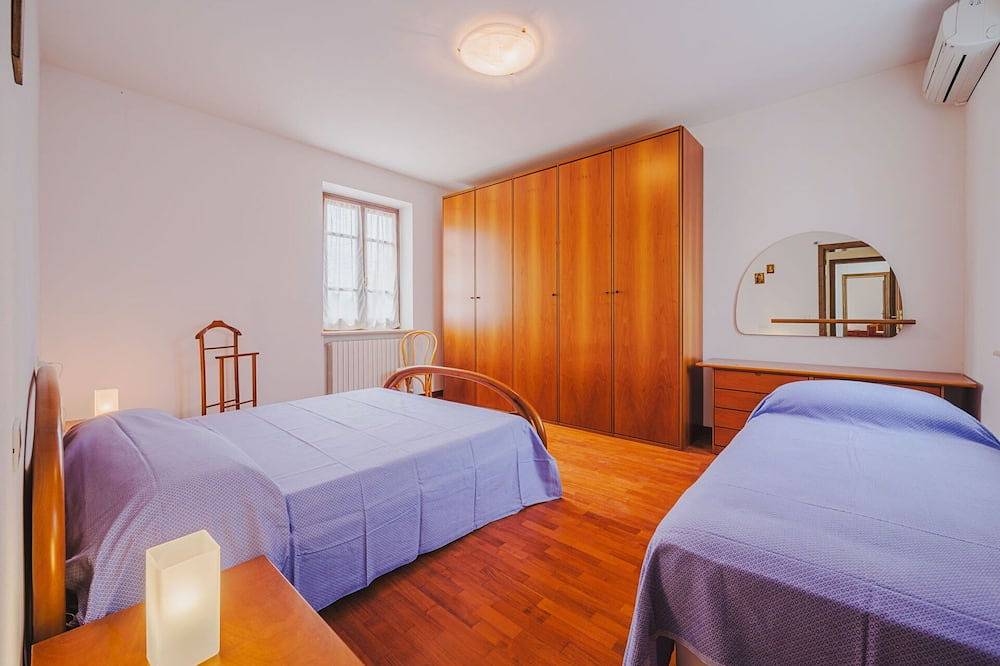 Schönes alleinstehendes Ferienhaus für 10 Gäste mit  W-Lan, Klimaanlage, Tv und Innenhof in Seravezza, Italienische Riviera