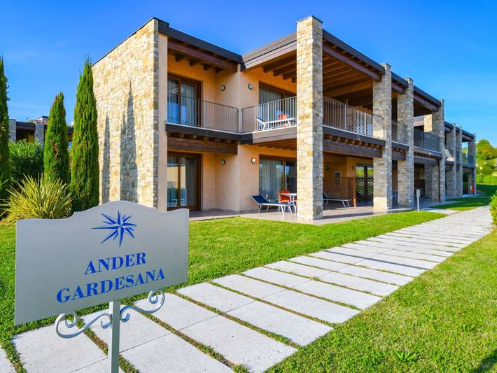Location de vacances pour 6 personnes, avec Balcon ainsi que Piscine et Vue sur le lac à Moniga del Garda