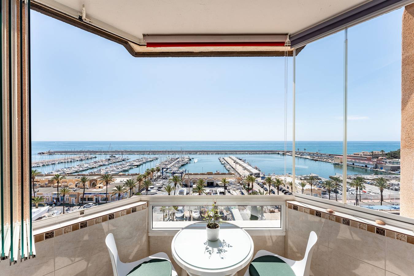 Entire apartment, 'Stunning Marina View Apartment' with Wi-Fi in Fuengirola Centre, Fuengirola