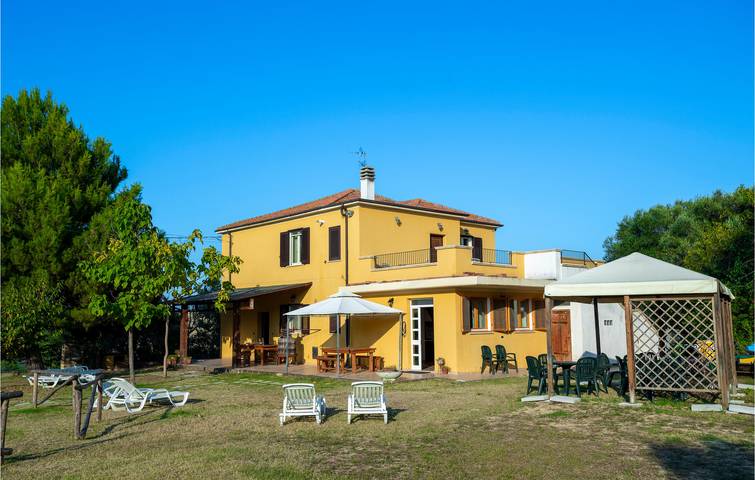 Casa vacanza per 14 persone, con Terrazza e Giardino a Roseto degli Abruzzi