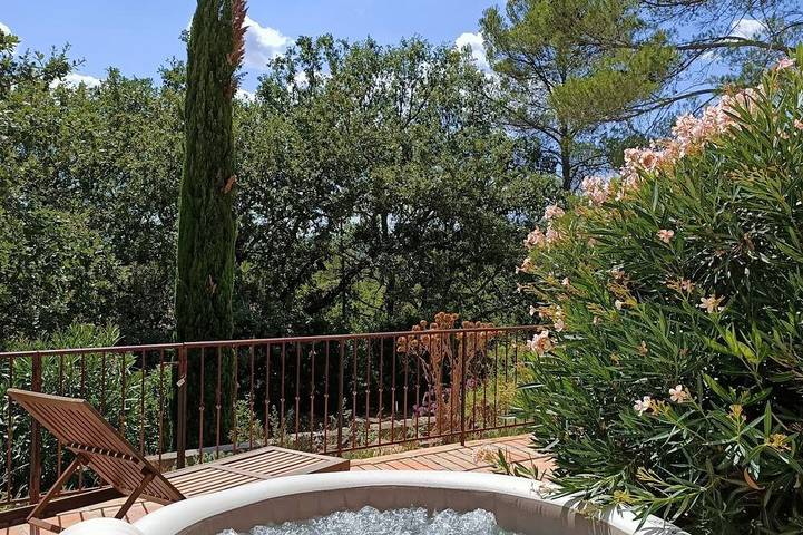 Location de vacances pour 9 personnes, avec Jacuzzi ainsi que Terrasse et Jardin à Entrecasteaux