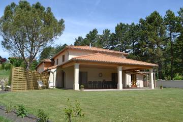 Gîte pour 8 personnes, avec terrasse et jardin à Aouste-sur-Sye