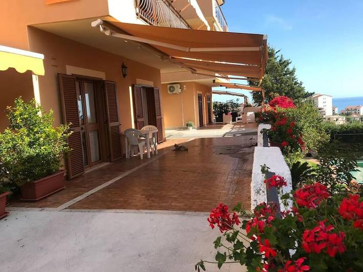 Casa vacanza per 4 persone, con Terrazza e Giardino nonché Panorama a Paola