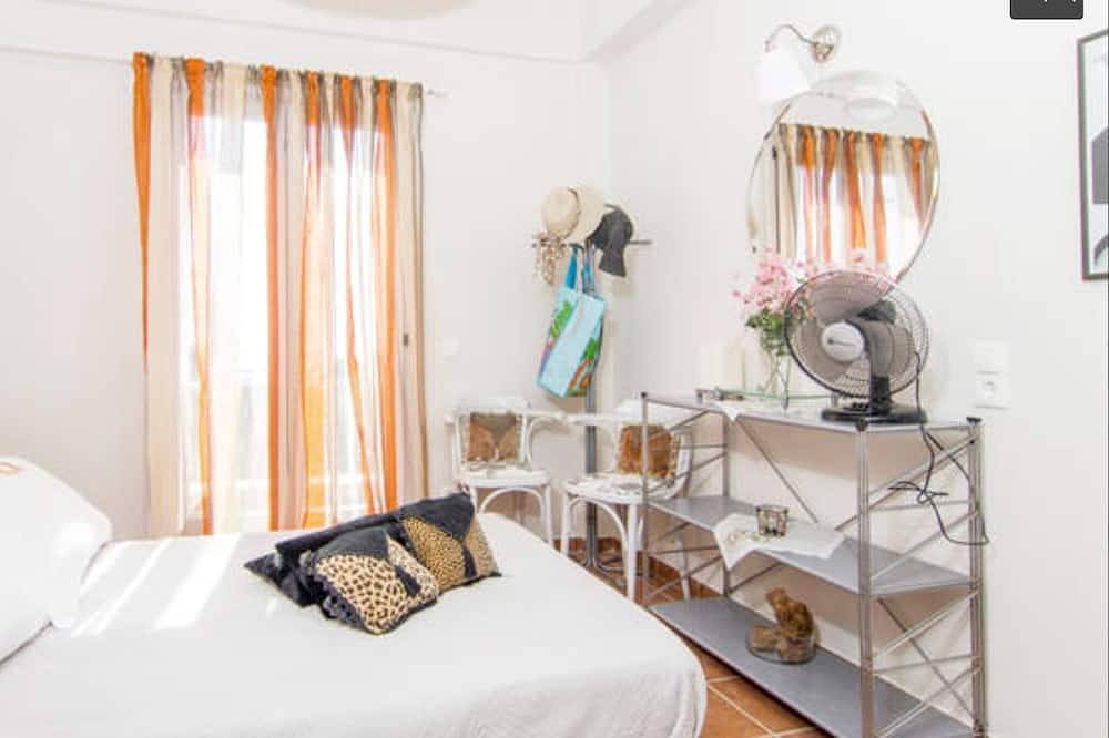 Bliss Estate, vista para o mar, junto à praia preto, Exclusive. in Monolithos, Santorini