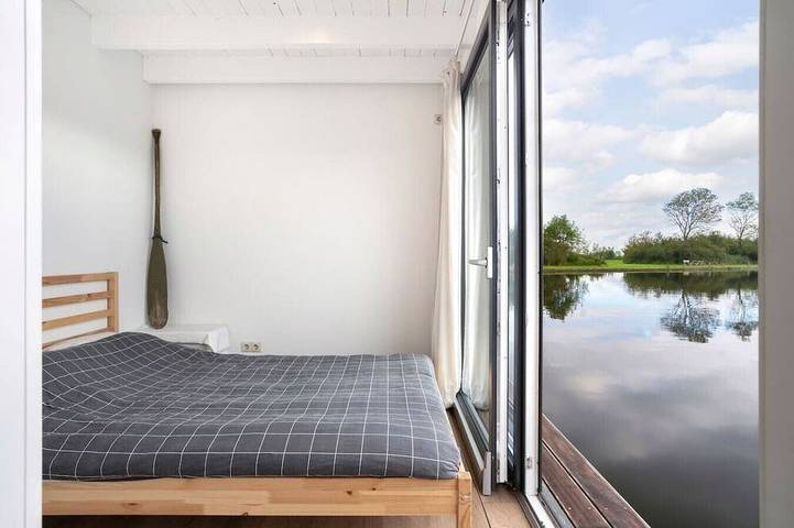6-persons Houseboat Experience in Amsterdam in Amsterdam Zuid, Nordholland