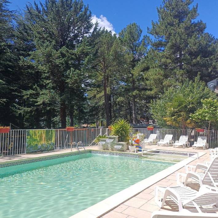 Location de vacances pour 4 personnes, avec Jacuzzi et Terrasse ainsi que Jardin et Piscine à Sournia