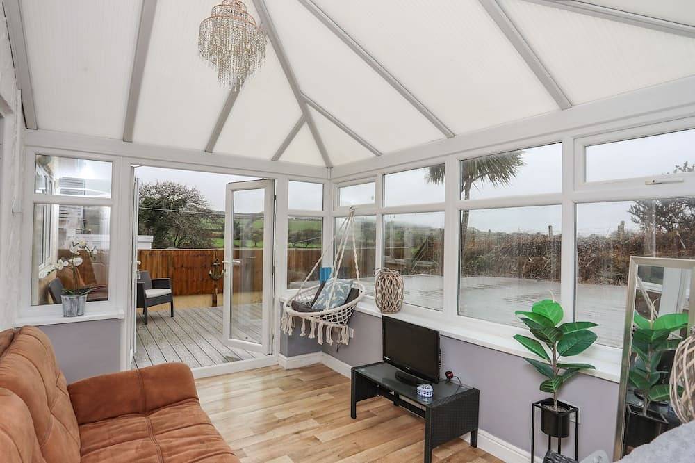 Gwen Y Wawr, pet friendly, with a garden in Llanbedrog in Llanbedrog, Gwynedd