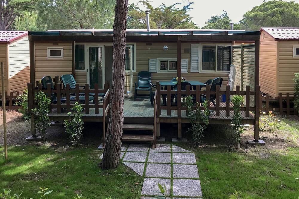 Lovely apartment in villa for 6 guests with Wifi, pool, A/C and terrace in Marina di Bibbona, Bibbona