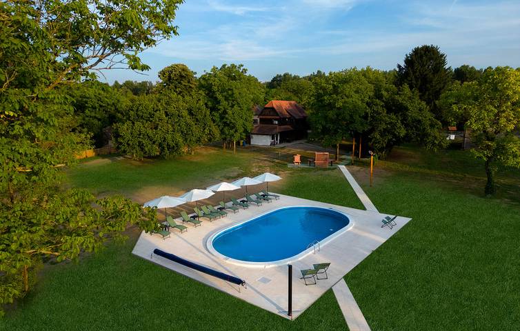 Gemütliche 280 m² große Wohnung mit Pool in der Nähe der Save – WLAN und Parkplatz inklusive in Sisak-Moslavina