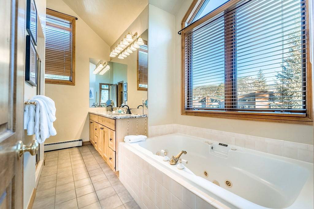 King Master Suite-Private: Hot Tub, Garage & Laundry-Walk to Lift-Free Wifi in Arapahoe Basin