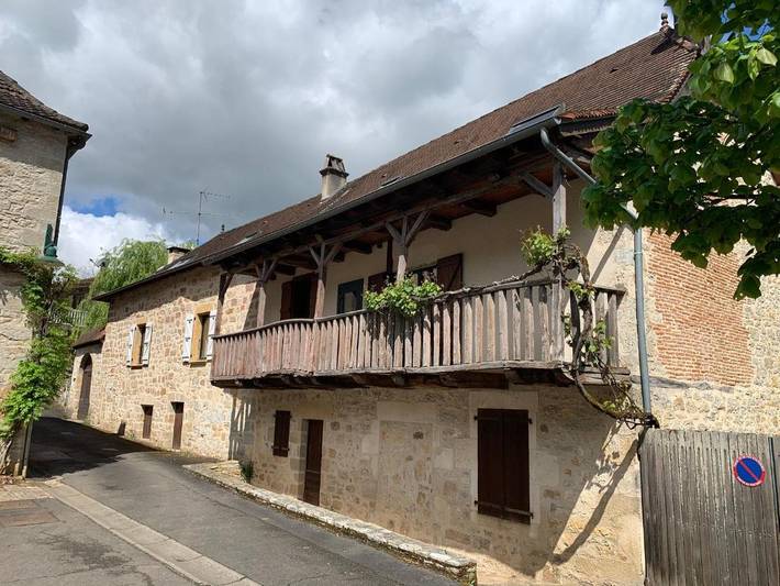 Location de vacances pour 9 personnes, avec Balcon ainsi que Terrasse et Piscine à Balaguier-d'Olt