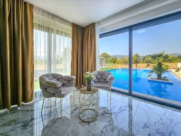 Ferienhaus für 14 Personen, mit Ausblick und Balkon sowie Kinderpool an der Makarska Riviera