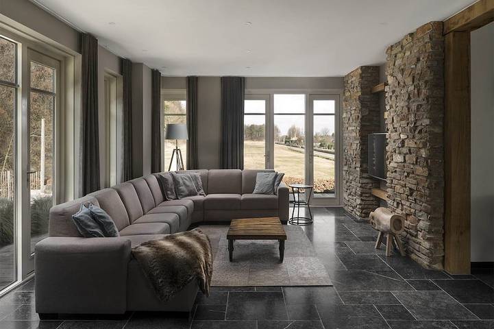 Vacation rental for 18 people, with yard and pool as well as hot tub and sauna in Noordwijk