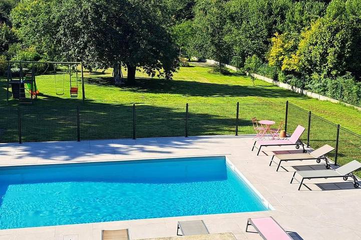 Location de vacances pour 2 personnes, avec piscine ainsi que terrasse et jardin à Plumelec