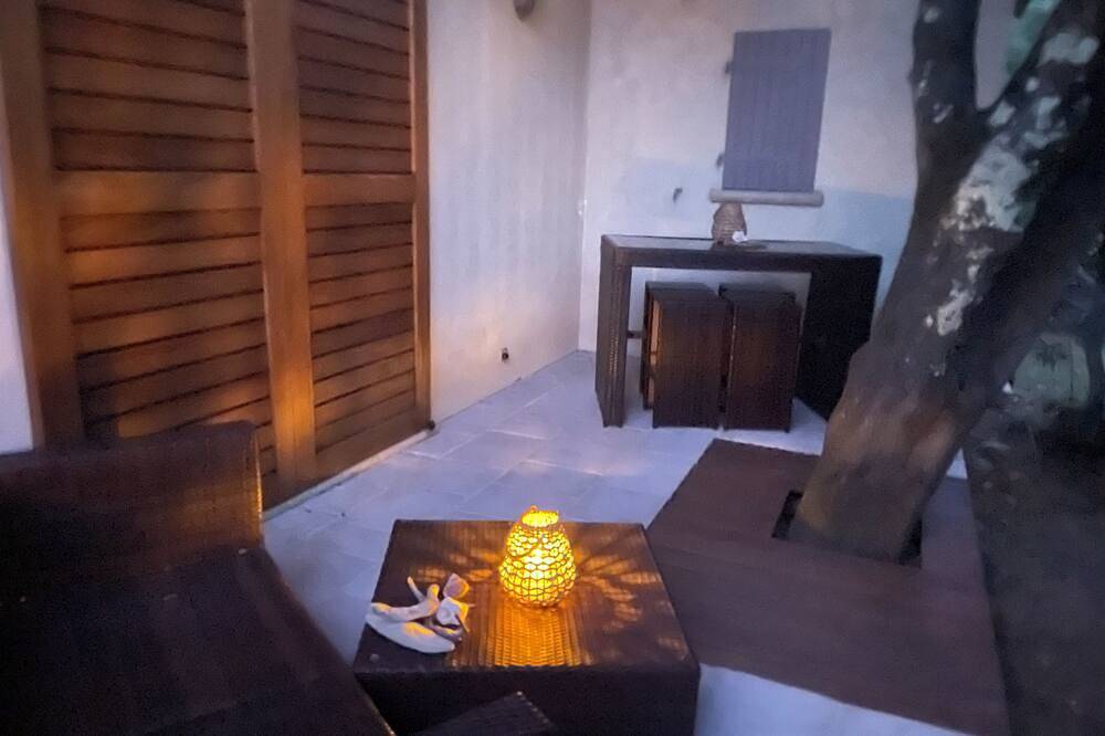 Charming house, Zen atmosphere in the garrigue, Private heated pool & Jacuzzi in Castillon-du-Gard, Nimes region