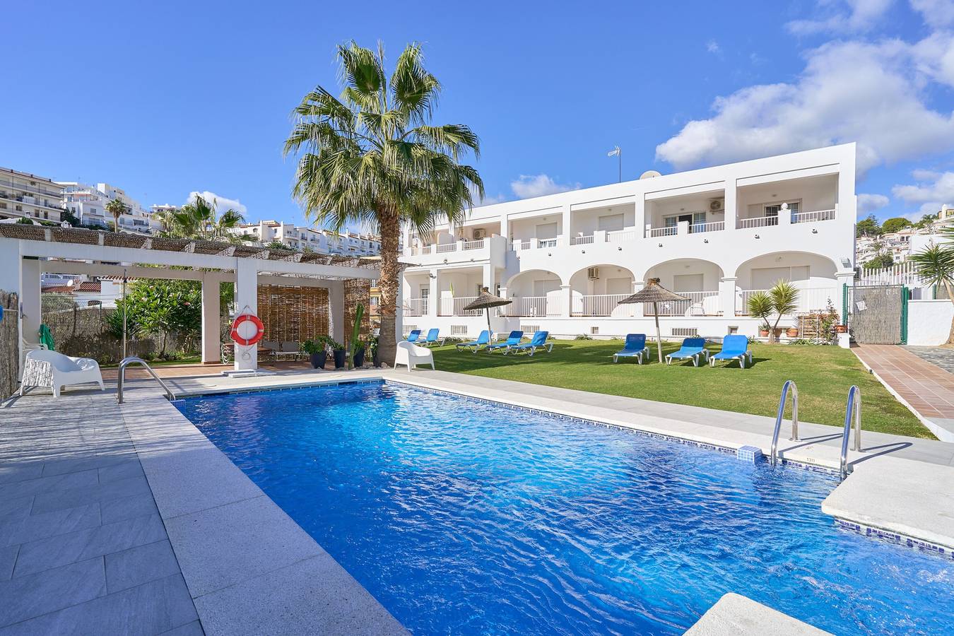 Apartamento en hotel 'N8' con piscina compartida, Wi-Fi y aire acondicionado in Playa de Burriana, Nerja
