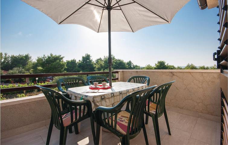 Ganze Ferienwohnung, Gemütliche 2-Zimmer-Wohnung mit Terrasse, in der Nähe des Strandes von Camp Vala in Žaborić, Šibenik-Knin