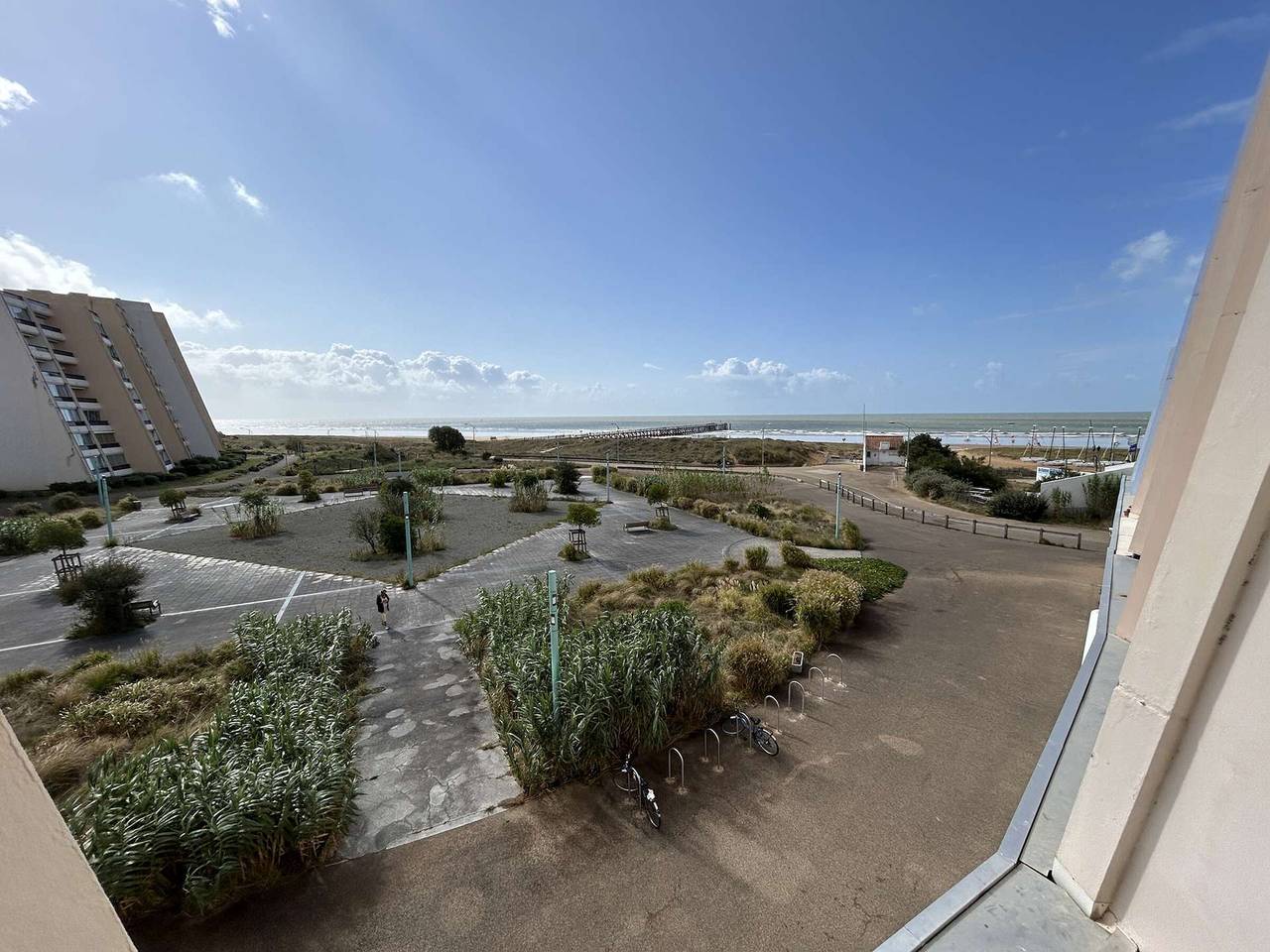 Entire apartment, Studio cabin for 4 with balcony, parking, and pets allowed 50m from beach in Saint-Jean-de-Monts, Vendée