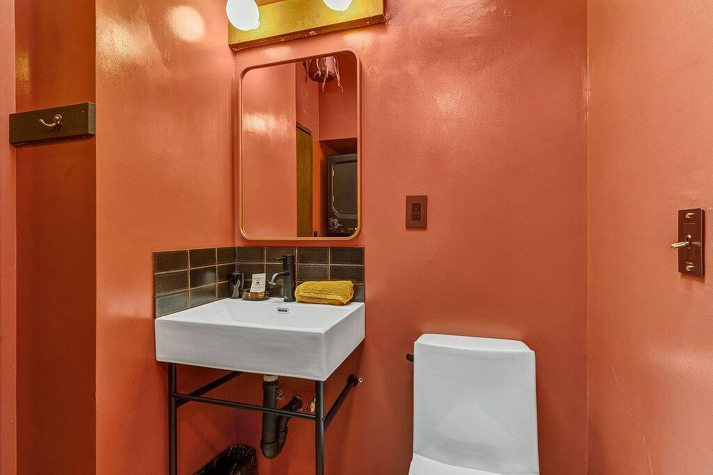 Capitol Cabin! Designer Home w/ Soaring Windows in Salem (OR), Willamette Valley