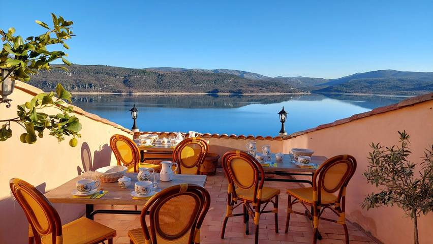Chambre d’hôte pour 2 personnes, avec vue sur le lac dans les Alpes-de-Haute-Provence