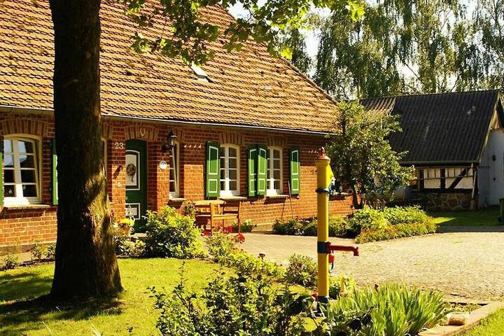 Ferienwohnung für 4 Personen, mit Terrasse und Garten sowie Seeblick