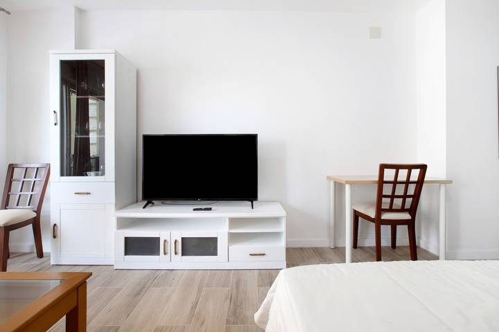 Entire apartment, Apartment 'Apartamento Los Manantiales' with Sea View, Wi-Fi and Air Conditioning in Torremolinos Centre, Torremolinos