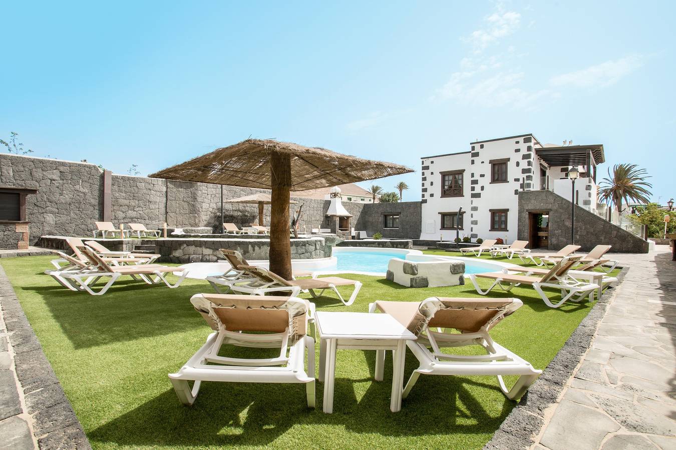 Entire apartment, Cosy Apartment "4" with Terrace, Community Pool & Wi-Fi in La Asomada, Tías