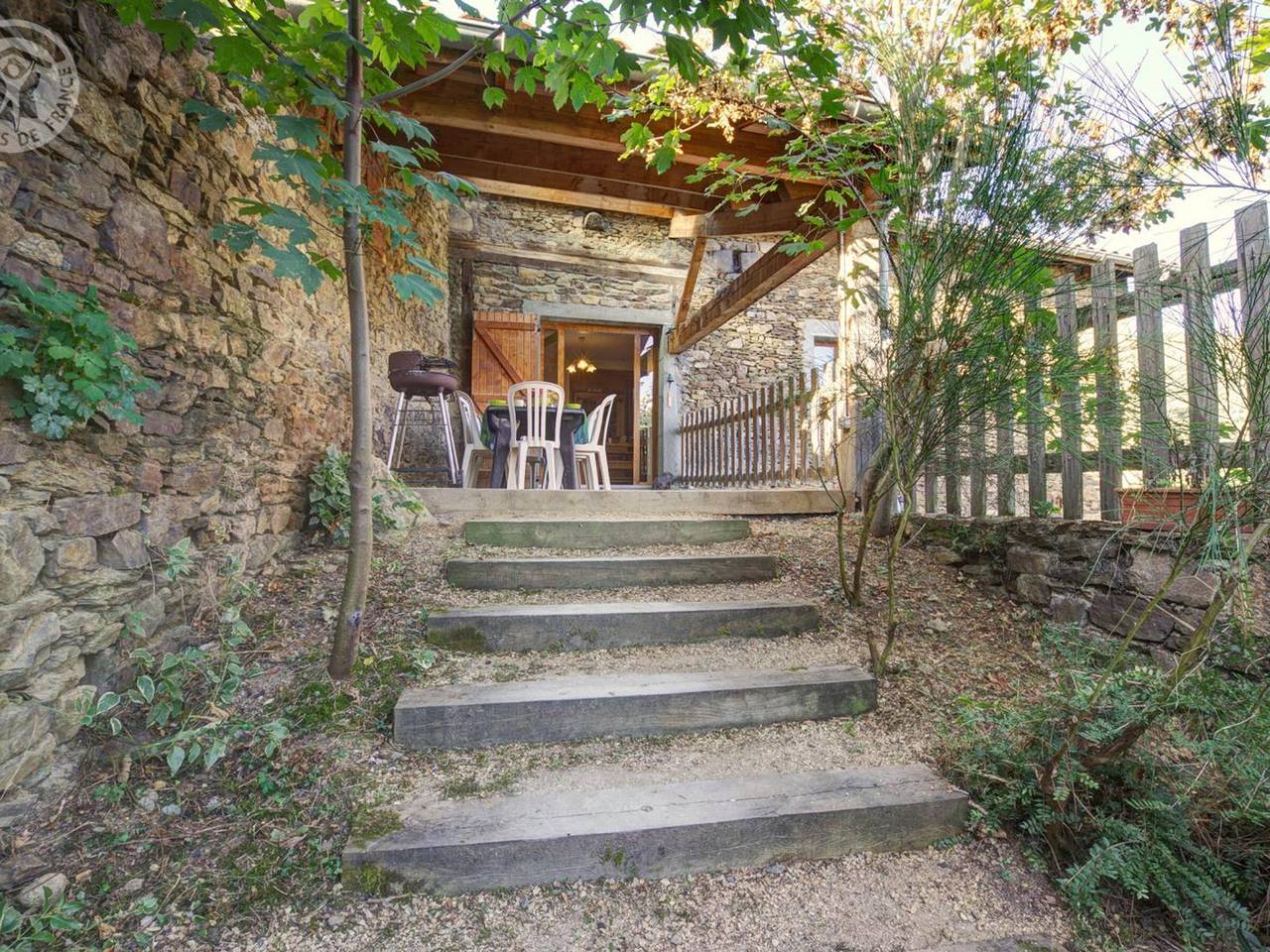Geräumiges Familienlandhaus in Sycomores in La Terrasse-sur-Dorlay, Regionaler Naturpark Pilat