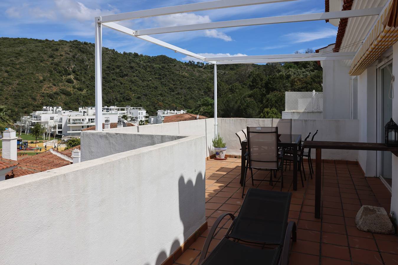 Apartamento entero, Apartamento 'Penthouse' con piscina compartida, Wi-Fi y aire acondicionado in Val de Guadalmina, Benahavís