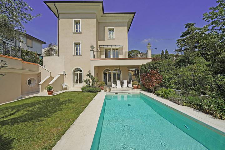 Villa with pool for 7 people, with garden and hot tub as well as terrace in Lake Garda