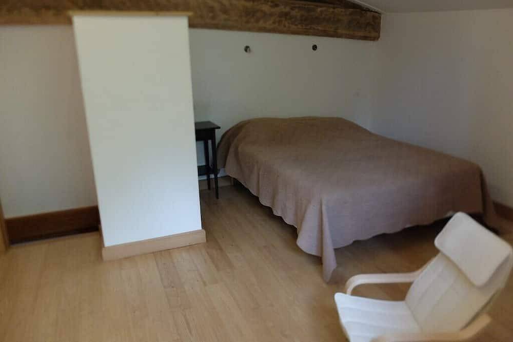 Gîte in the heart of the forest, with swimming pool and beautiful views! in Viscomtat, Regionaler Naturpark Livradois-Forez
