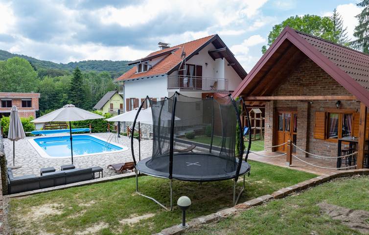 Charmante 230 m² große Wohnung mit Pool, Terrasse und Grill in Pozega-Slawonien