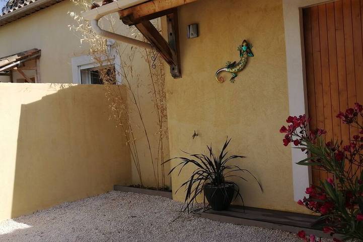 Gîte 1 ch, 3 couchages,  jardinet et stationnement, petite piscine, 15 mn mer. in La Crau, Côte méditerranéenne (France)