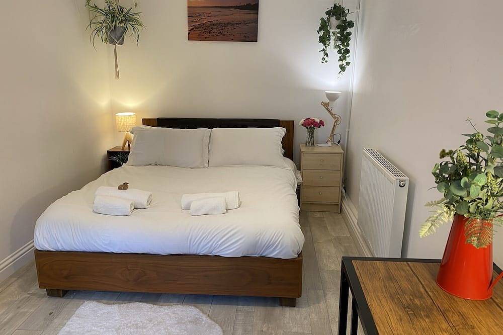 Entire apartment, Lovely 1 bedroom, with parking & patio, 5 min walk from Lexicon  & Train Station in Bracknell, Berkshire